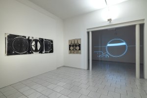 Pohled do instalace výstavy Sonda MUO: VAL (Viera Mecková – Alex Mlynárčik – Ĺudovít Kupkovič), Istroport / Přístav na Dunaji, 1974–1976, napravo Matěj Smetana, Lupa, 2023, MUO