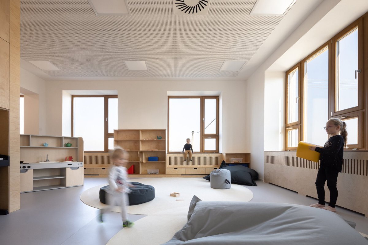 Rekonstrukce mateřské školy Polánka, ateliér CL3: Jednoduché vybavení je v mnoha ohledech multifunkční, například po parapetech se dá lézt, sedět na nich nebo si hrát