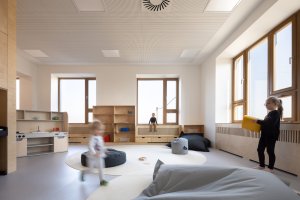Rekonstrukce mateřské školy Polánka, ateliér CL3: Jednoduché vybavení je v mnoha ohledech multifunkční, například po parapetech se dá lézt, sedět na nich nebo si hrát