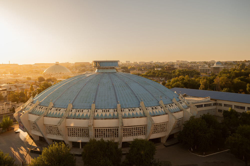 Historici a historičky architektury si v Taškentu obzvláště cení budovy tzv. Státního cirkusu. Jde o rozměrný dóm završený mohutnou kupolí, která výrazně vstupuje do panoramatu města. Tvarem i barevností odkazuje k tradičním uzbeckým miskám na pití. Stavbu navrhli taškentští architekti Genrich Alexandrovič a Gennadij Masjagin, kteří dokázali prosadit vlastní autorský projekt navzdory tomu, že se podobné budovy v Sovětském svazu běžně stavěly podle standardizovaných plánů.