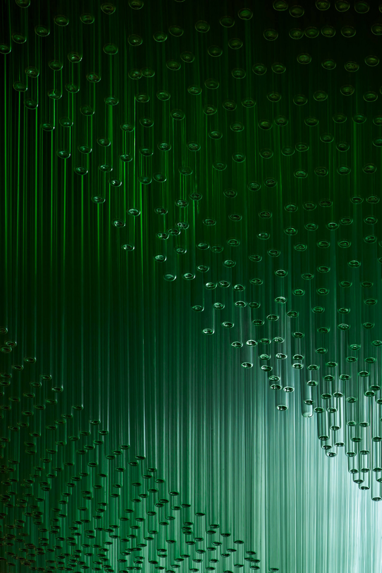 Dominantou také tohoto salónku je výrazný lustr složený ze zeleně zbarvených skleněných trubic, který navrhl student Stanislava Libenského Vladimír Procházka...