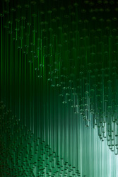 Dominantou také tohoto salónku je výrazný lustr složený ze zeleně zbarvených skleněných trubic, který navrhl student Stanislava Libenského Vladimír Procházka...