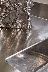 Byt Nusle, Amulet + T. Melková: Detail kuchyňského boxu z nerezové oceli.