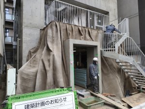 Z výstavby: tvarování vodopádu a stříkání betonové hmoty.  (Ryozan Park Green, Akihisa Hirata Architecture Office)