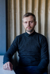 Etablovaným designérem roku 2022 se stal grafický designér Michal Tornyai