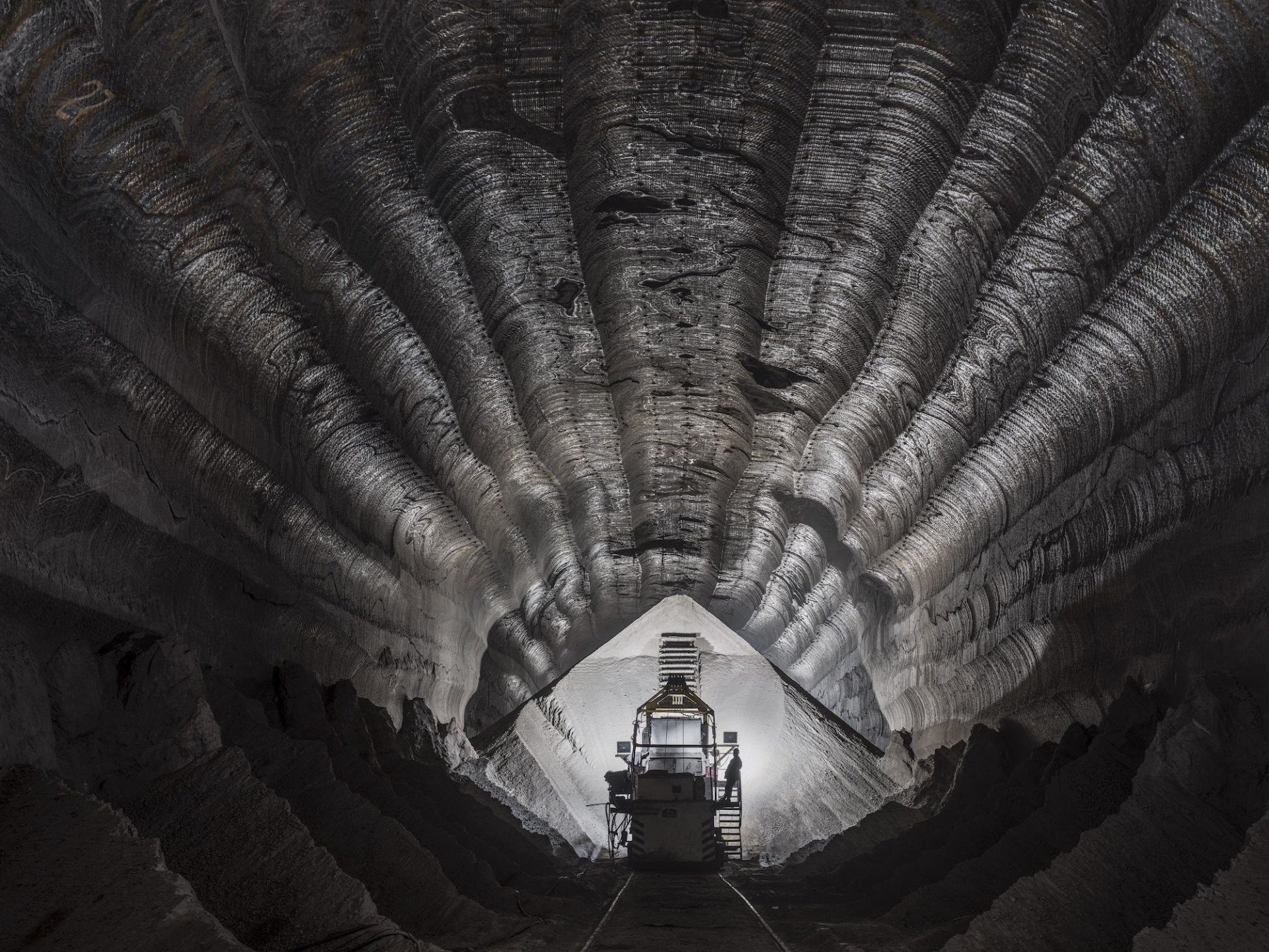Fotografie Edwarda Burtynského zachycující těžbu nerostných surovin - konkrétně sůl