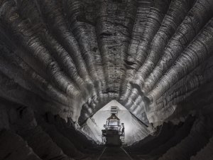 Fotografie Edwarda Burtynského zachycující těžbu nerostných surovin - konkrétně sůl