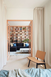 Ložnici lze otevřít do obývacího pokoje (Plus One Architects, byt ve Vršovicích)