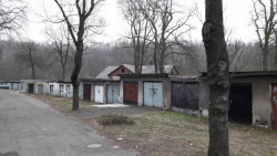 Jedno ze ztracených míst Ostravy jsou staré garáže u haldy Ema.