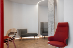 Veškeré sezení v Atelieru Bohemia pochází od české značky LD Seating.