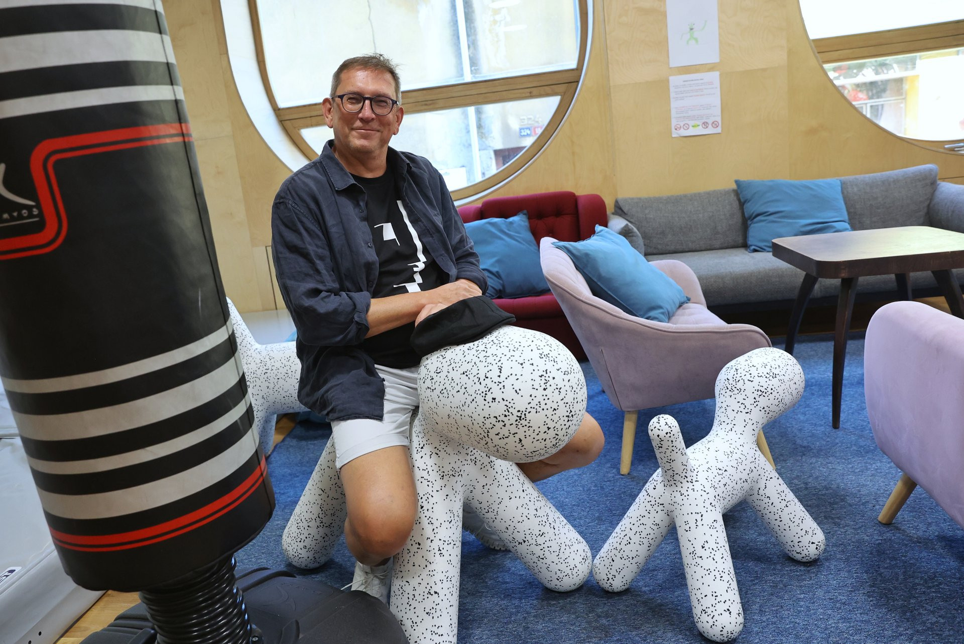 Architekt Peter Moravčík v nízkoprahovém klubu v Nové Pace