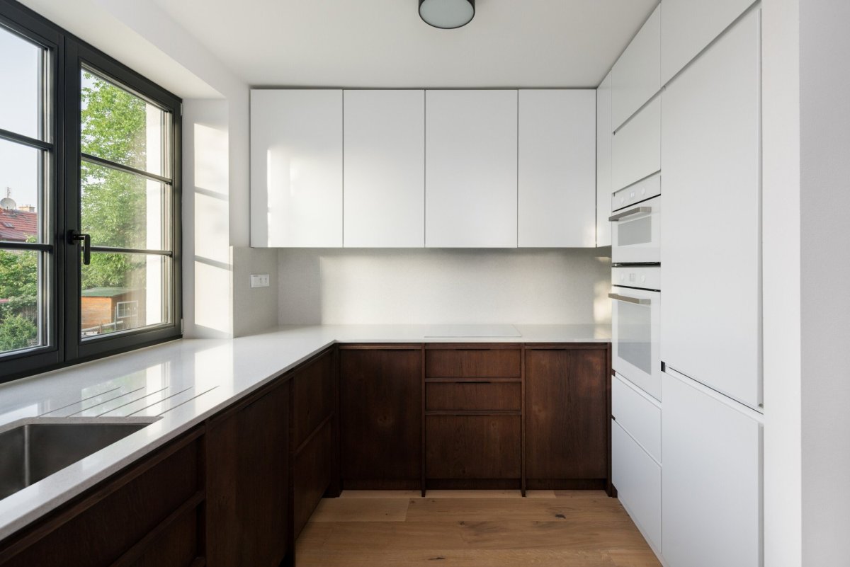 Rekonstrukce řadového domu u letiště, No Architects: