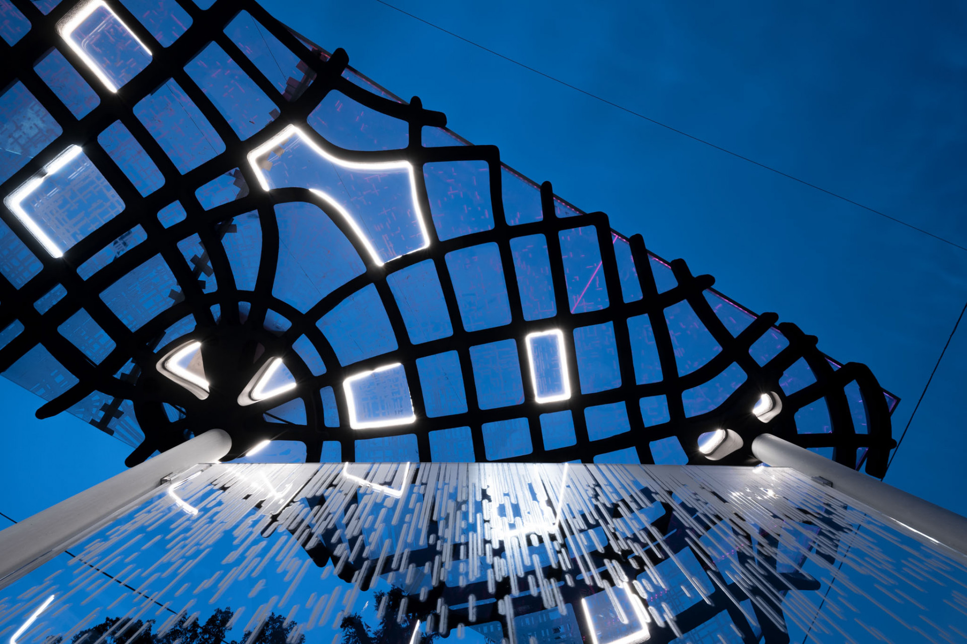 Přístřešek byl vyrobený technologií robotického 3D tisku ultra-vysokopevnostního betonu (UHPC)