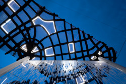 Přístřešek byl vyrobený technologií robotického 3D tisku ultra-vysokopevnostního betonu (UHPC)