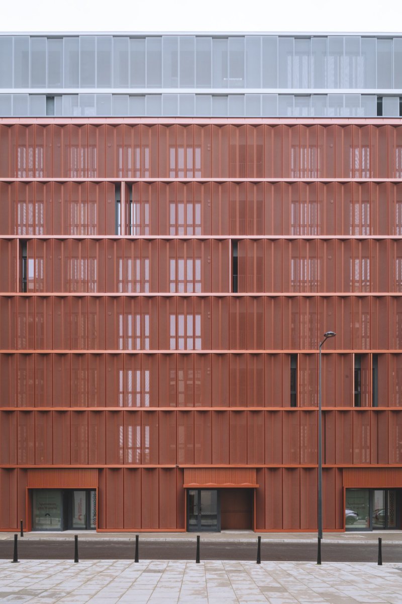 Architektonické studio JEMS Architekci realizovalo v areálu Varšavských pivovarů bytový dům, který nabízí byty od garsoniér až po dvoupatrové penthousy