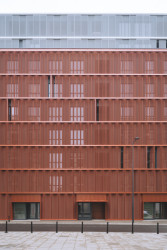 Architektonické studio JEMS Architekci realizovalo v areálu Varšavských pivovarů bytový dům, který nabízí byty od garsoniér až po dvoupatrové penthousy