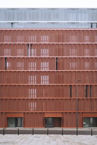 Architektonické studio JEMS Architekci realizovalo v areálu Varšavských pivovarů bytový dům, který nabízí byty od garsoniér až po dvoupatrové penthousy