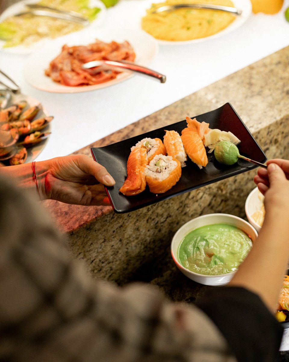 Jeho součástí jsou nerezové nádoby na led, kde naservírované předkrmy, saláty a sushi, zůstávají čerstvé a v chladu.
