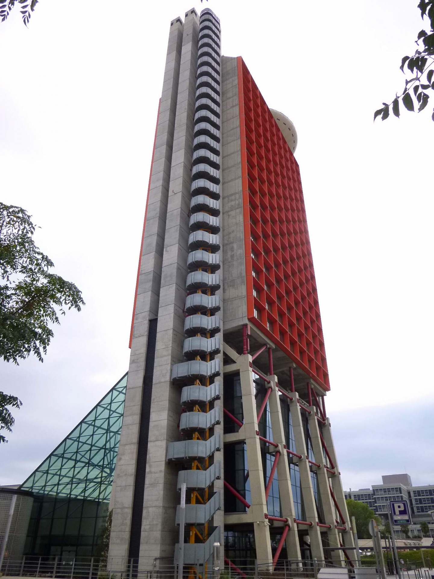 Mezi výškové budovy podle návrhu Richarda Rogerse se řadí také 105 metrů vysoká věž Hyatt Regency v Barceloně (2001-2006).