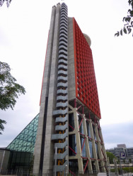 Mezi výškové budovy podle návrhu Richarda Rogerse se řadí také 105 metrů vysoká věž Hyatt Regency v Barceloně (2001-2006).