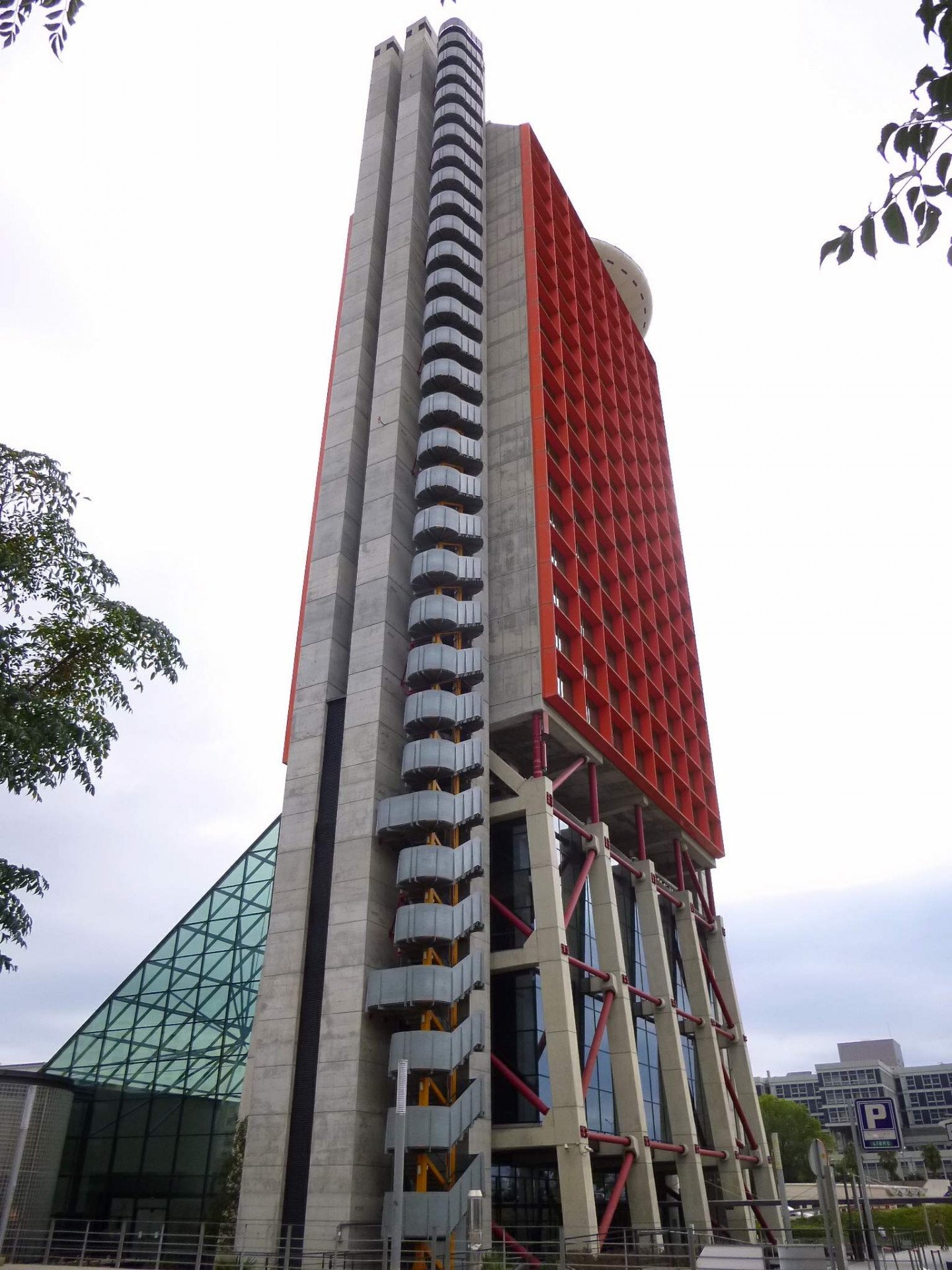 Mezi výškové budovy podle návrhu Richarda Rogerse se řadí také 105 metrů vysoká věž Hyatt Regency v Barceloně (2001-2006).