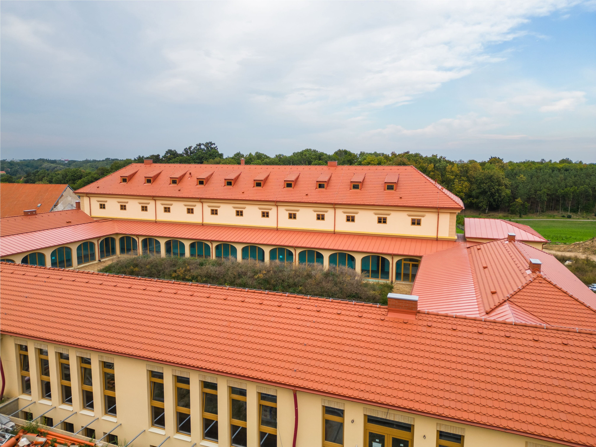Řád bosých karmelitek proměňuje zemědělský statek v Drastech na své nové sídlo.
