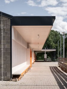 Ze stran zázemí jsou lavičky - pro fotbalisty i ostatní. (Zázemí sportovního klubu ve Studenci, ateliér CHRAMA)