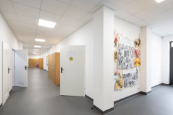 Děti oceňují, že mají skříňky blízko tříd.