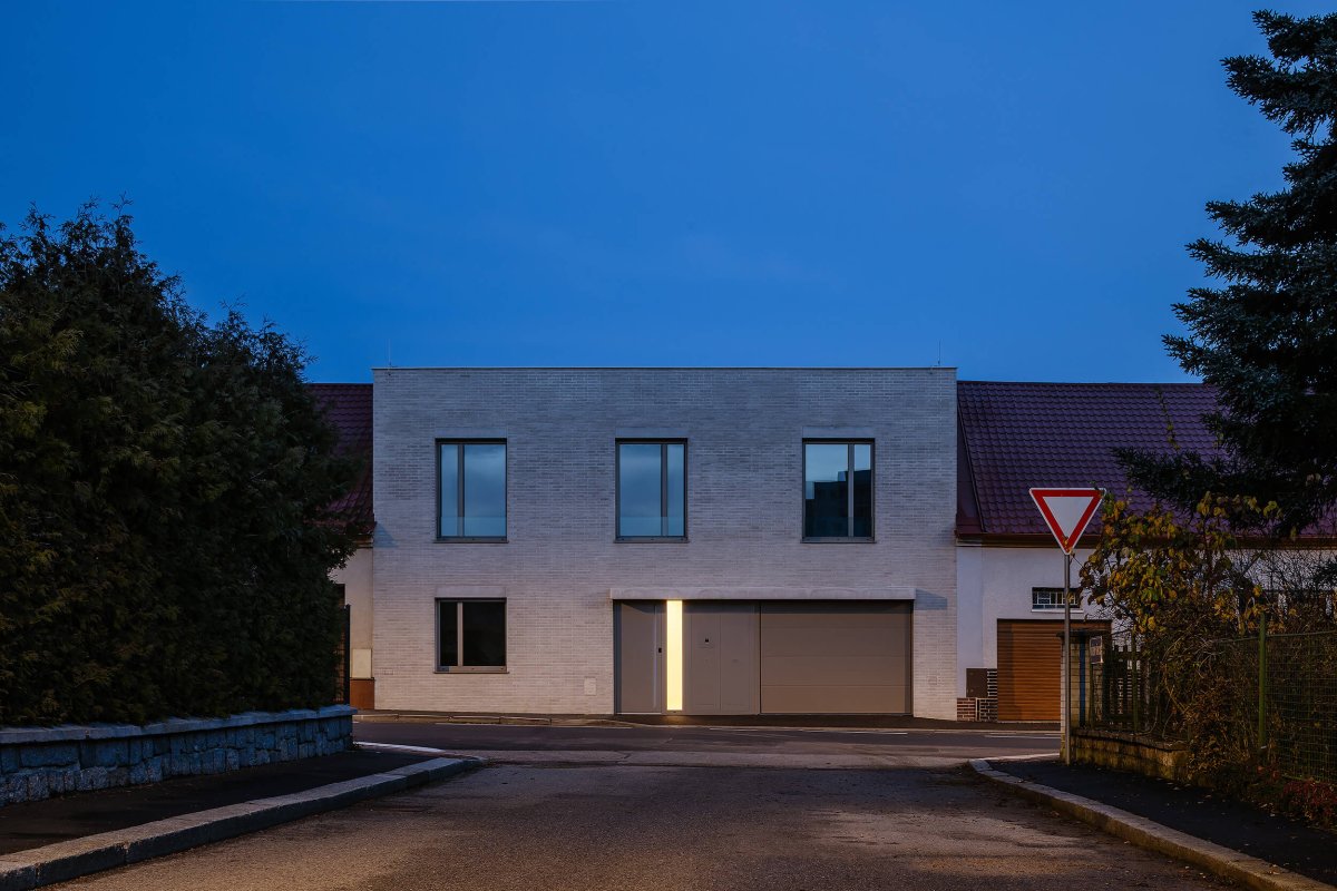 Pohled z ulice (RD v Benešově; Ateliér VAS)