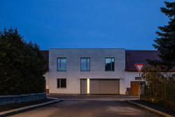 Pohled z ulice (RD v Benešově; Ateliér VAS)