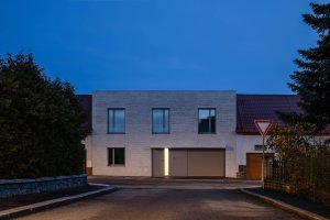 Pohled z ulice (RD v Benešově; Ateliér VAS)