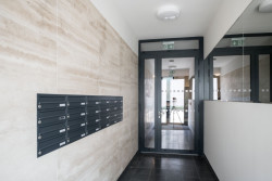 Vstupní hala obložená kamenem (Rezidence Starý pivovar v Brně-Králově Poli, Atelier RAW)