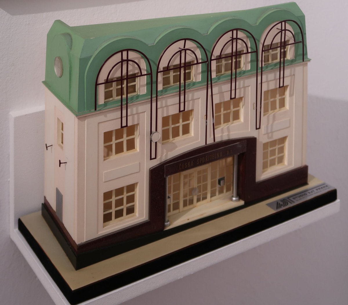 Architektonické studio A.J.T. Praha, model přestavby funkcionalistické okresní záložny na náměstí v Havlíčkově Brodě od architektů Františka Stalmacha a Jana Svobody, 1992–1993. Z výstavy Boj o malé město