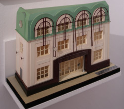 Architektonické studio A.J.T. Praha, model přestavby funkcionalistické okresní záložny na náměstí v Havlíčkově Brodě od architektů Františka Stalmacha a Jana Svobody, 1992–1993. Z výstavy Boj o malé město