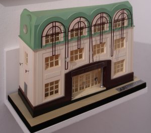 Architektonické studio A.J.T. Praha, model přestavby funkcionalistické okresní záložny na náměstí v Havlíčkově Brodě od architektů Františka Stalmacha a Jana Svobody, 1992–1993. Z výstavy Boj o malé město