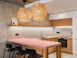 Interiér kombinuje dřevo, beton, kámen a terazzo. (Byt U vodopádu, Iva Hájková Studio)