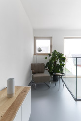 Co se barevného ladění interiérů týče, převažuje bílá, doplněná o šedivé podlahy a nábytek ze dřeva, na kterém zůstává přiznaná jeho přirozená kresba. (Rodinný dům v Senici na Hané, TŘI.ČTRNÁCT architekti)