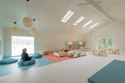 Ateliér xystudio navrhl nízkouhlíková a nízkoenergetická mateřskou školu v Polsku. Vyjímá se netradiční žlutou konstrukcí