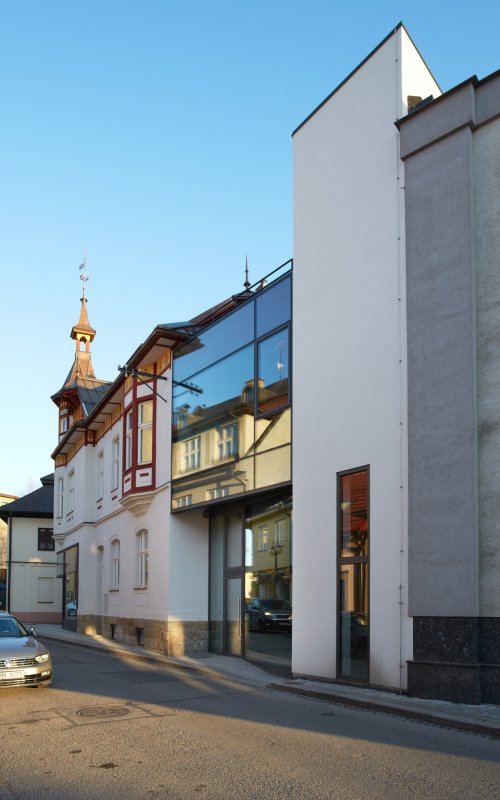 Studio janca architect zrekonstruovalo chátrající secesní vilu na rohu náměstí v Rožnově pod Radhoštěm.