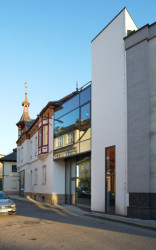 Studio janca architect zrekonstruovalo chátrající secesní vilu na rohu náměstí v Rožnově pod Radhoštěm.