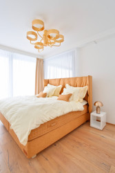 Kombinace bílé a zlaté působí harmonicky a dodává místu punc luxusu.