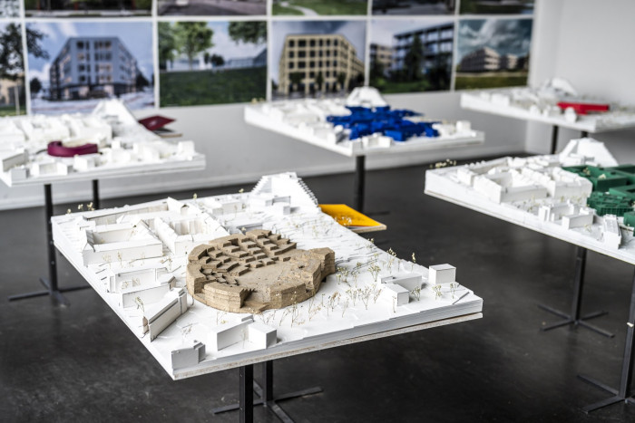 Na fakultě architektury ČVUT v Praze probíhá výstava ateliérových prací. Navštívit ji je možné do 7. února 2025.