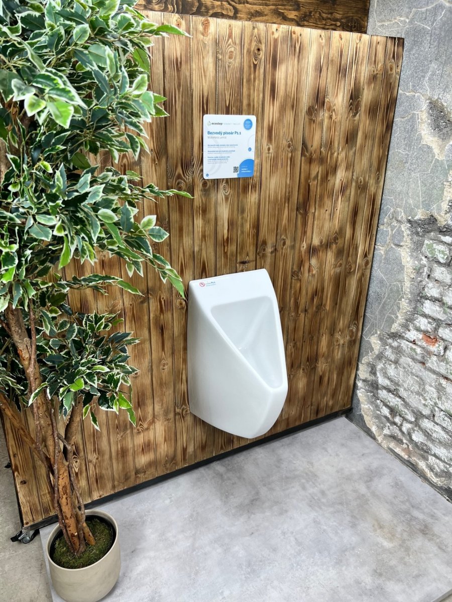 Bezvodý pisoár EcoStep předchází typickému zápachu díky přátelským bakteriím.