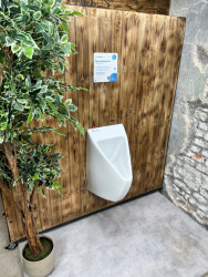 Bezvodý pisoár EcoStep předchází typickému zápachu díky přátelským bakteriím.