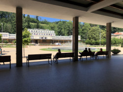 Oskar Poříska nechtěl, aby se kolonáda stala další dominantou centrální části lázeňského areálu. Nedominuje, sceluje. Foto: Matěj Beránek