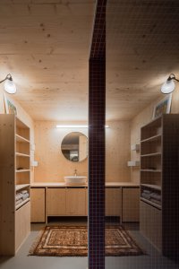 Chata v Jizerských horách, Markéta Cajthamlová, Architektonická projekční kancelář: Pohled do koupelny
