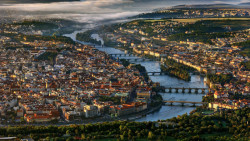 Vizualizace Dvoreckého mostu zasazená do panoramatu pražských mostů přes Vltavu.