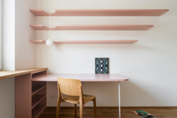 Rekonstrukce interiéru žižkovského mezonetu v Praze od No Architects