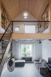 Rodinný dům s přístavbou v Plzni, PRO-STORY: Obývací pokoj je převýšený a otevřený do krovu, po schodech se dostává do čítárny