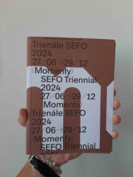 Martina Mertová – Jakub Frank – Martin Fišr (edd.), Momenty: Trienále SEFO 2024: Průvodce, obálka publikace navržená Anežkou Hrubou Ciglerovou a Richardem Wildem